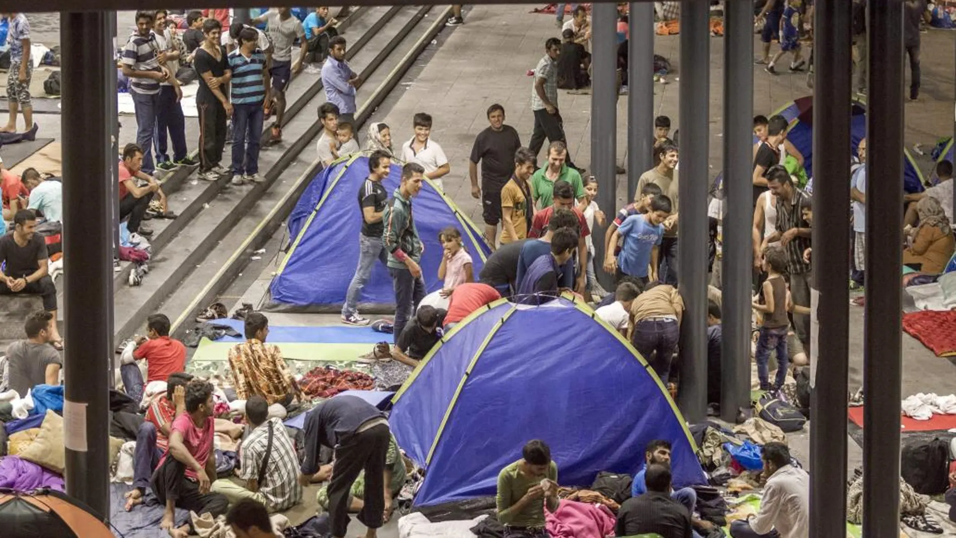 Los refugiados se agolpan en una estación de metro de Budapest