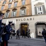 Vista de la entrada de la tienda de lujo Bulgari en la calle Condotti en Roma (Italia)