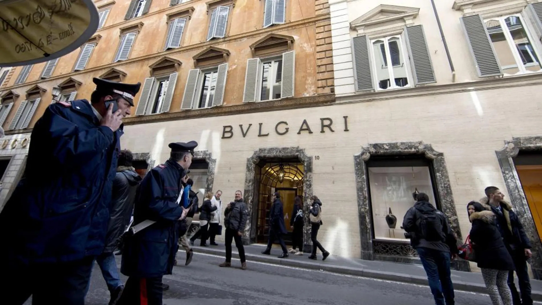 Vista de la entrada de la tienda de lujo Bulgari en la calle Condotti en Roma (Italia)