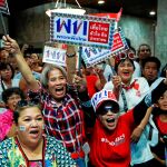 Los seguidores del partido opositor Pheu Thai celebran los resultados provisionales de las elecciones celebradas el domingo en Tailandia / Efe