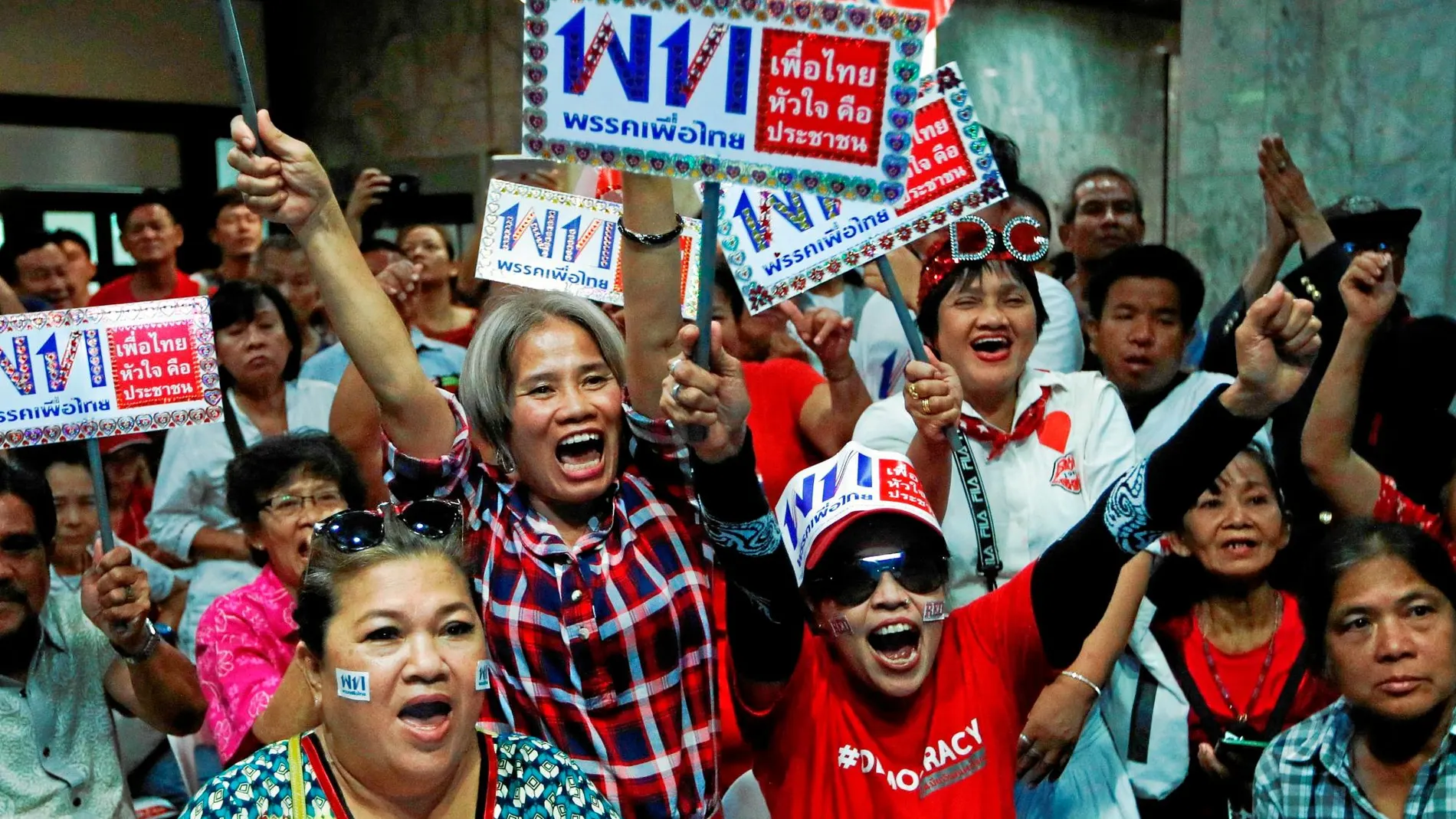 Los seguidores del partido opositor Pheu Thai celebran los resultados provisionales de las elecciones celebradas el domingo en Tailandia / Efe