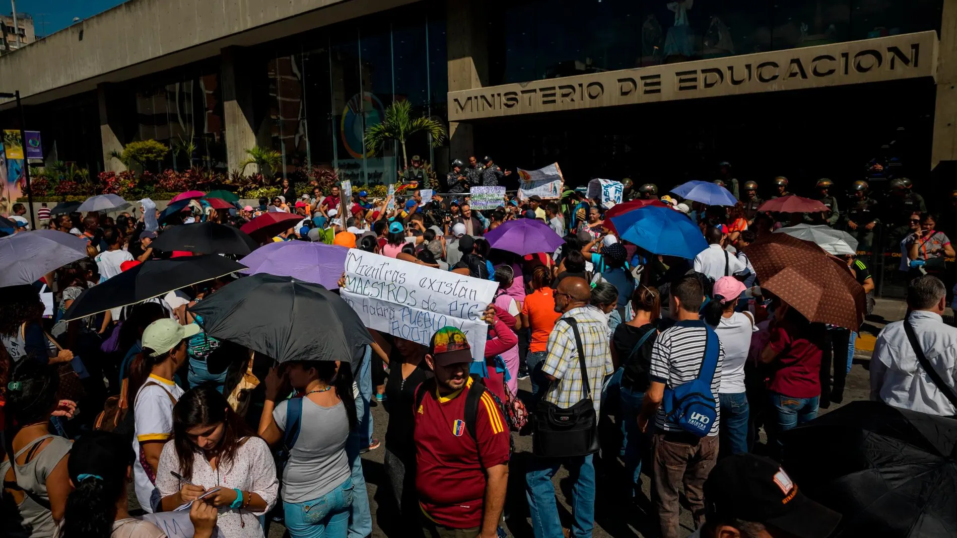 Docentes en una manifestación en Caracas para pedir mejoras salariales la semana pasada