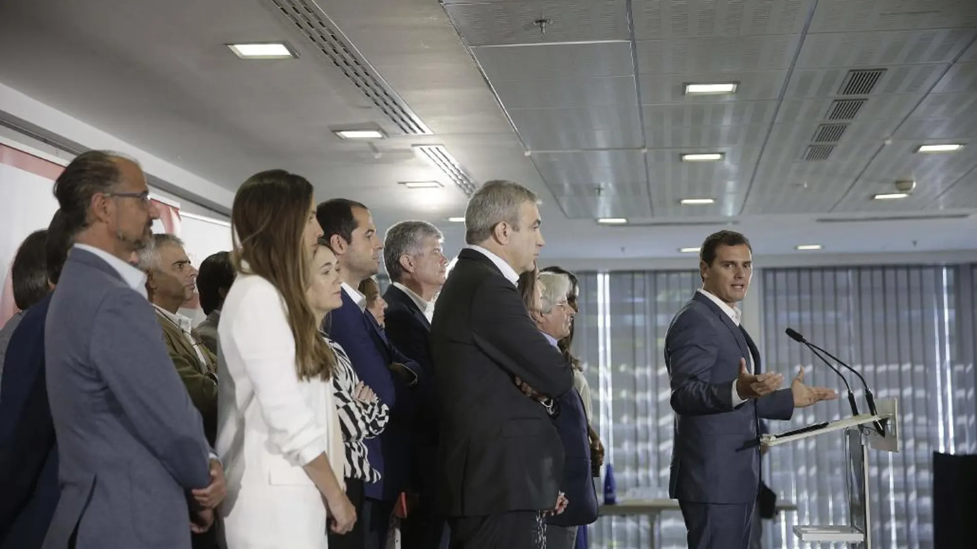 El presidente de Ciudadanos, Albert Rivera (d), durante la rueda de prensa celebrada al término de la primera reunión celebrada por la nueva Ejecutiva Nacional