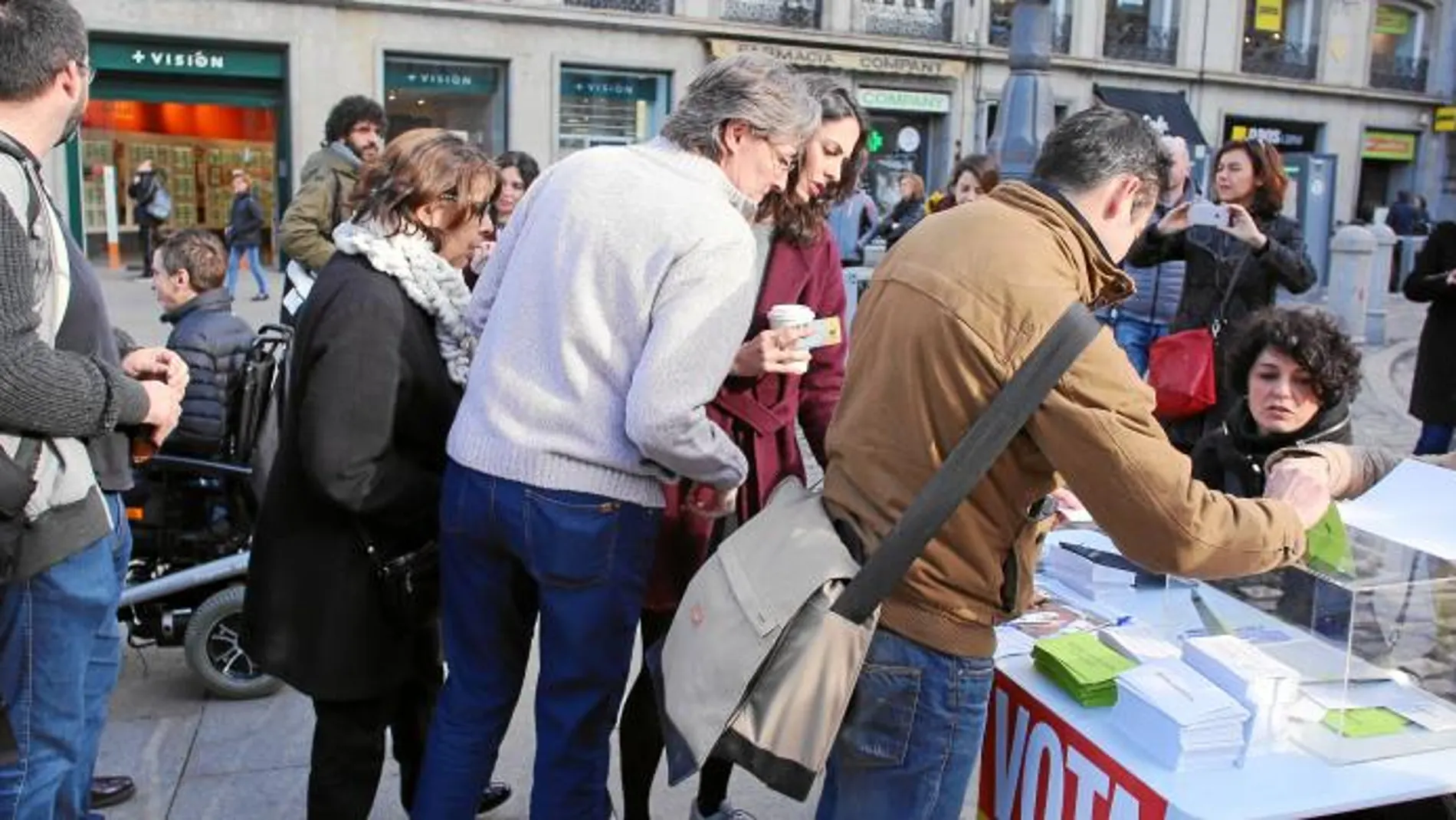 Hasta siete ediles de Ahora Madrid (Maestre, Higueras, Sabanés, Sánchez Mato, Murgui, García Castaño y Soto, todos en la imagen) participaron ayer en la votación