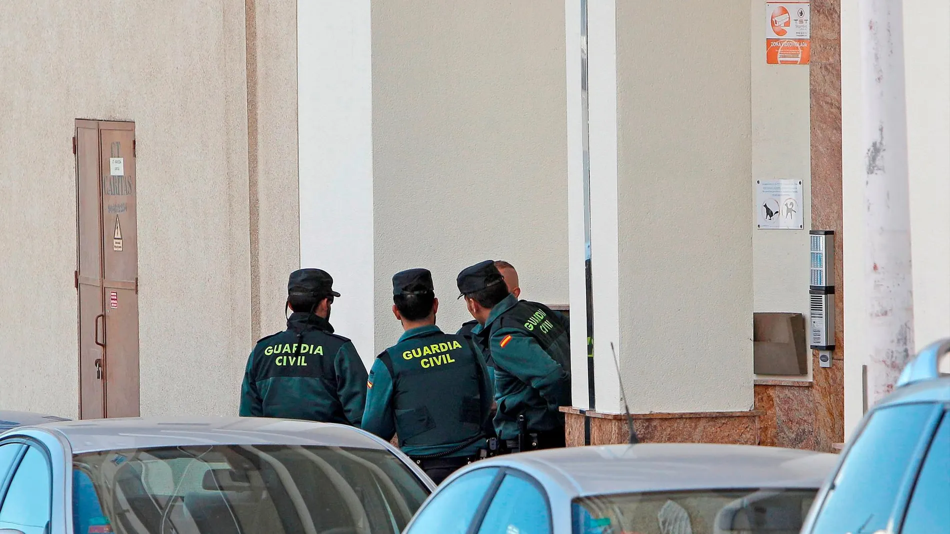 Varios agentes de la Guardia Civil a las puertas del edificio dónde esta mañana se ha encontrado el cadáver.