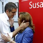 La presidenta de Andalucía y candidata a la Secretaría General del PSOE, Susana Díaz, saluda hoy al diputado socialista Eduardo Madina antes de presentar sus propuestas.