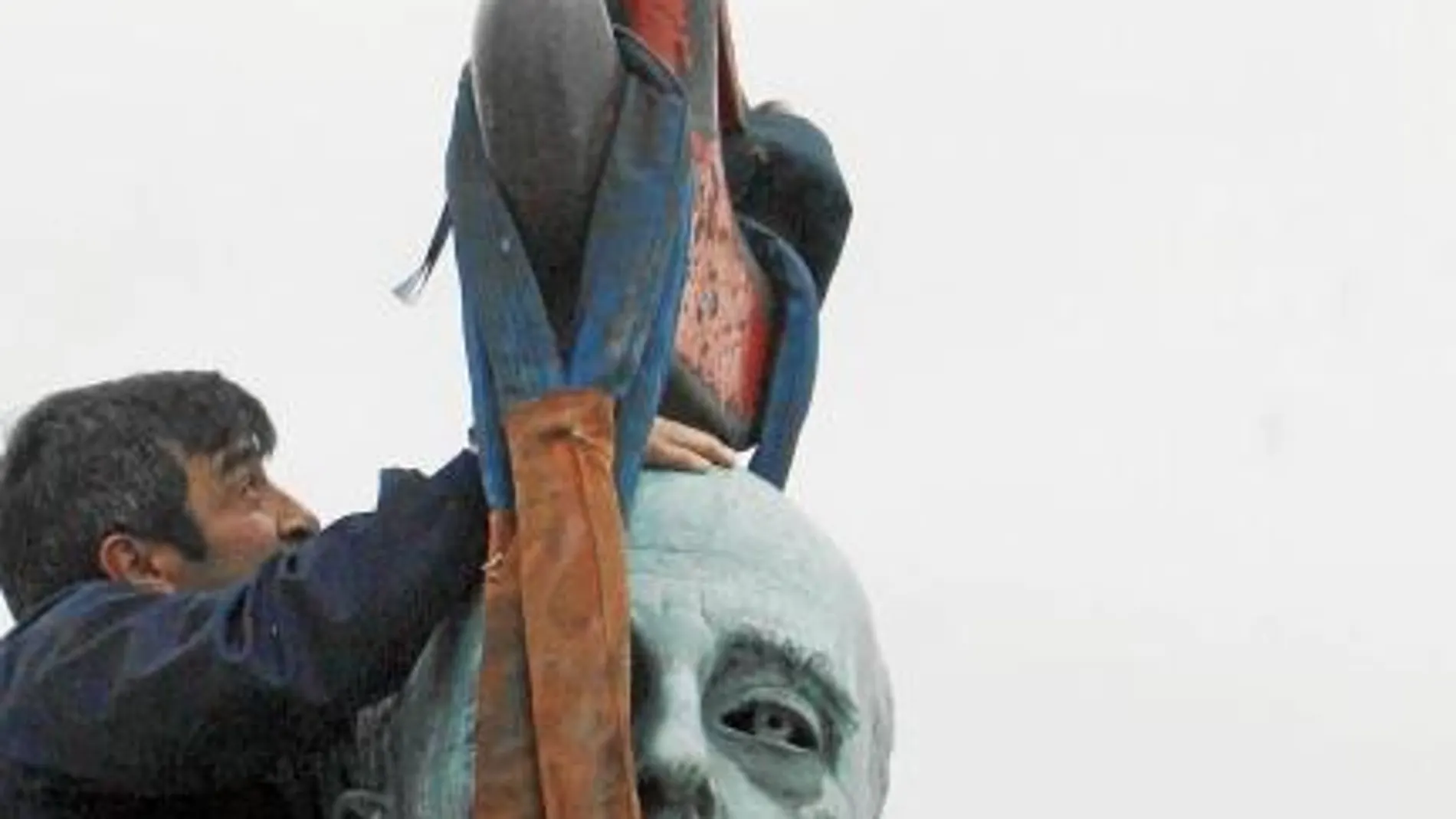 Una estatua de Franco es retirada en Ferrol en el año 2010 para ser trasladada a un almacén / Efe