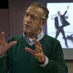 Burhan Ozbilici durante una entrevista delante de la imagen que le ha dado el World Press Photo