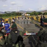 Policías colombianos forman guarida en la frontera con Venezuela, frente a guardias bolivarianos