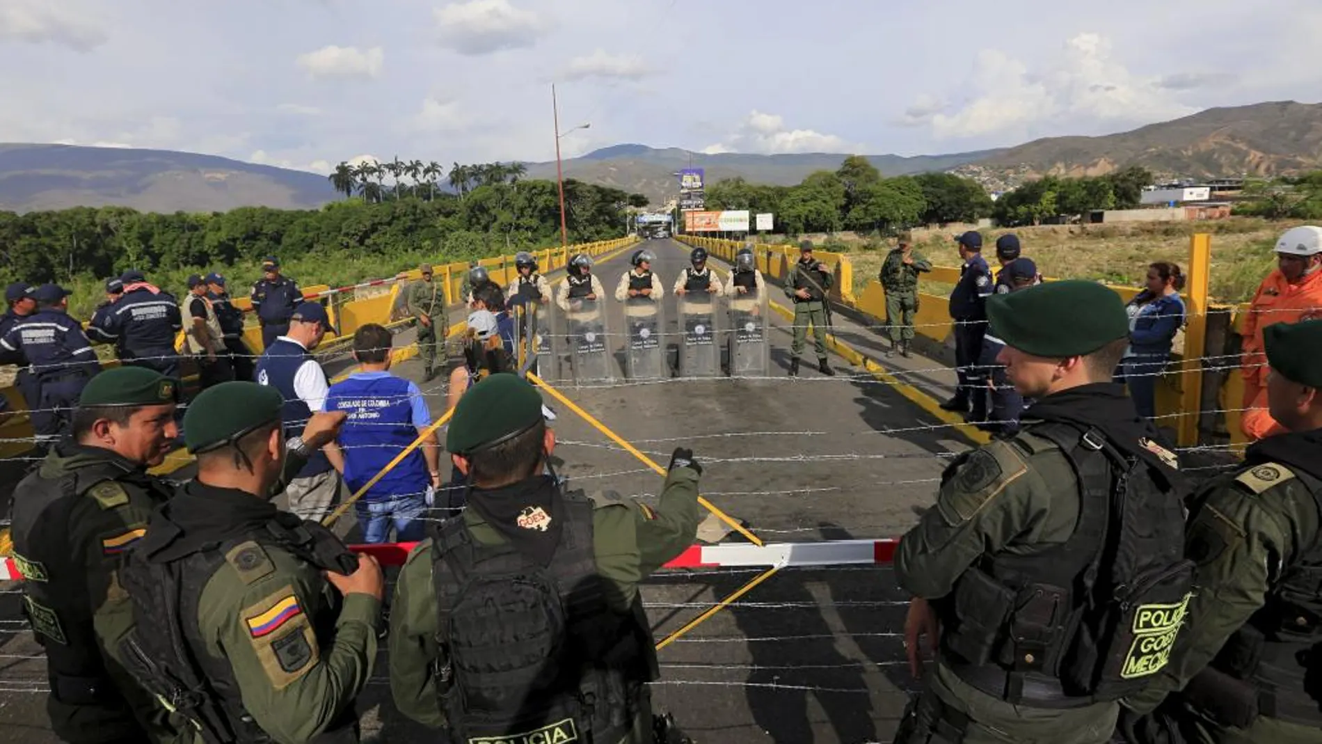 Policías colombianos forman guarida en la frontera con Venezuela, frente a guardias bolivarianos