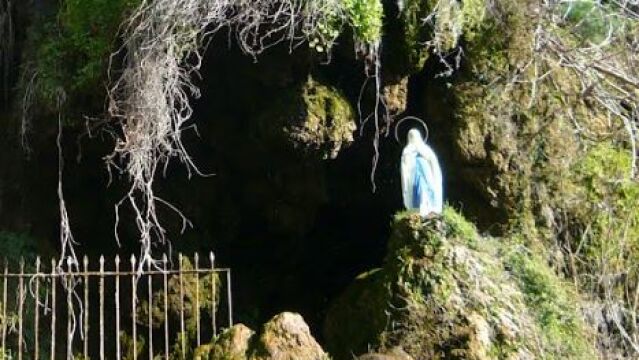 Estatua de la Virgen de Lourdes en Higuera de la Sierra