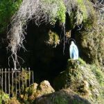Estatua de la Virgen de Lourdes en Higuera de la Sierra