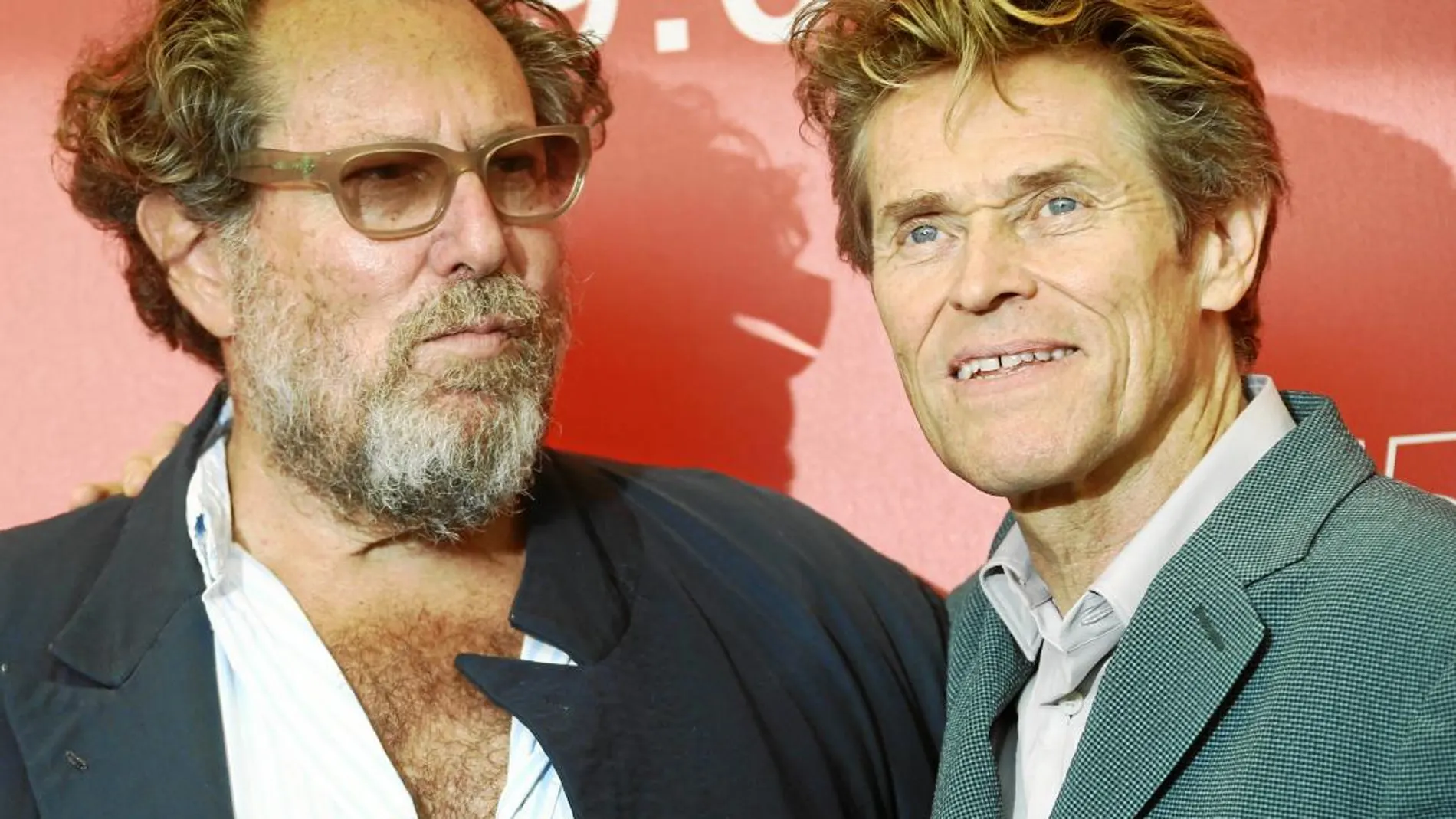 El pintor y director Julian Schnabel (izqda.) junto a Willem Dafoe, protagonista de su filme sobre Van Gogh