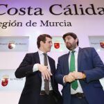El presidente del PP, Pablo Casado, junto al presidente murciano, Fernando López Miras