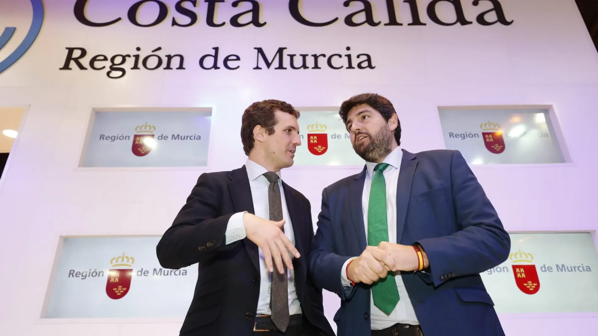 El presidente del PP, Pablo Casado, junto al presidente murciano, Fernando López Miras