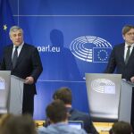 El presidente del Parlamento Europeo, Antonio Tajani, junto al negociador de la UE, Guy Verhofstadt, ayer, en Bruselas