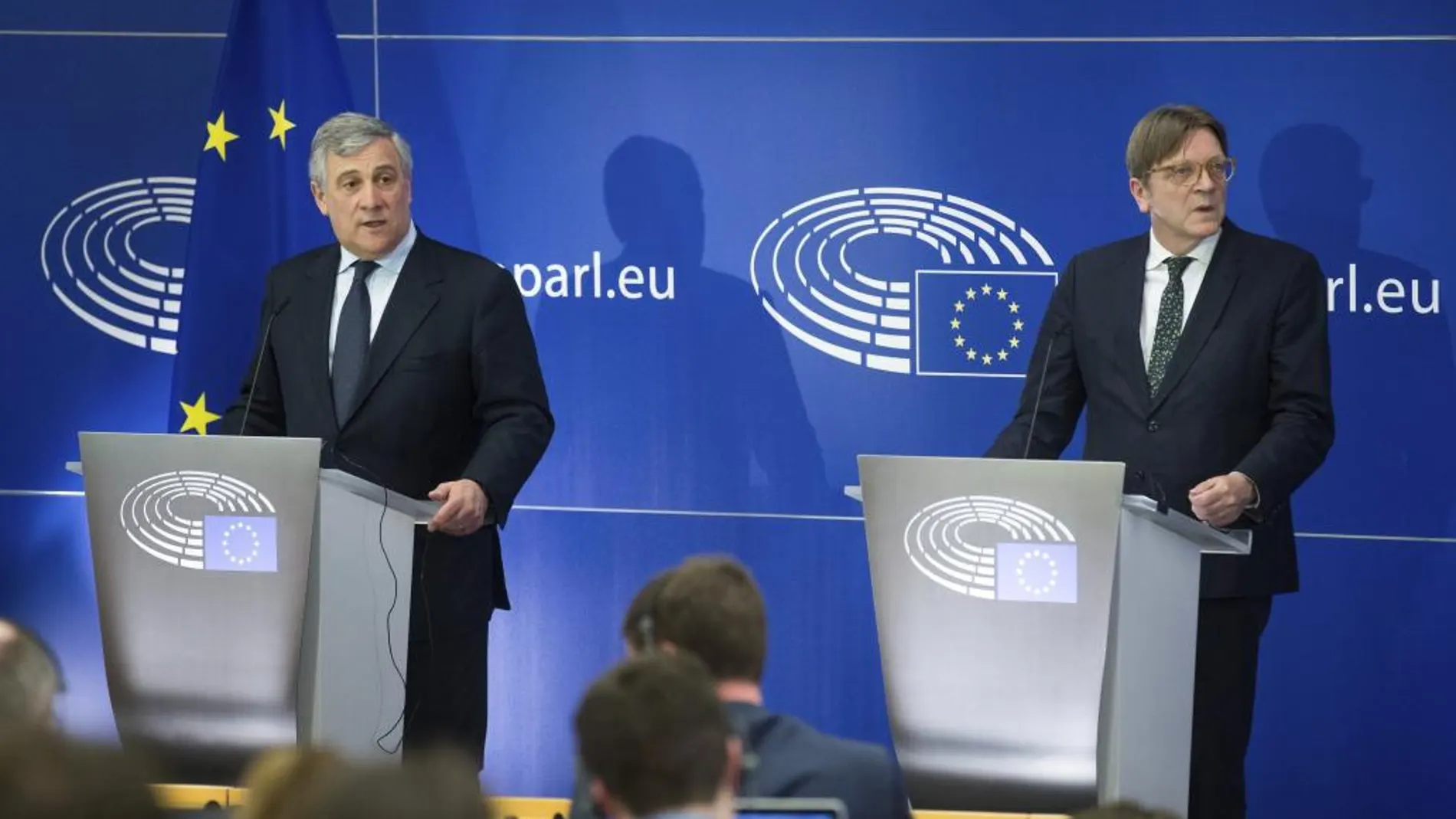 El presidente del Parlamento Europeo, Antonio Tajani, junto al negociador de la UE, Guy Verhofstadt, ayer, en Bruselas