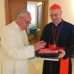 Fotografía facilitada por la oficina de prensa del Giro de Italia el 30 de abril de 2013, del Papa Francisco (i), junto al secretario de estado de la Santa Sede, el cardenal Tarciso Bertone, mientras bendice la 'maglia rosa' de la próxima edición del Giro de Italia, en el Vaticano, el 29 de abril de 2013.