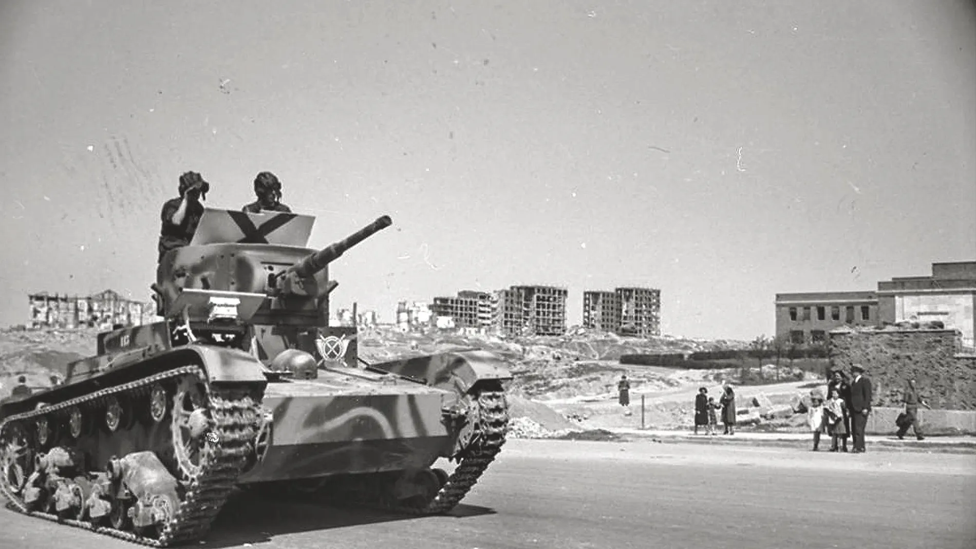 Un T-26, carro de origen ruso, capturado por los franquistas en la Ciudad Universitaria el 28 de marzo de 1939. La cruz de San Andrés pintada en negro servía para evitar confusiones con la aviación propia