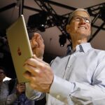 Tim Cook, con un iPad Pro tras su presentación