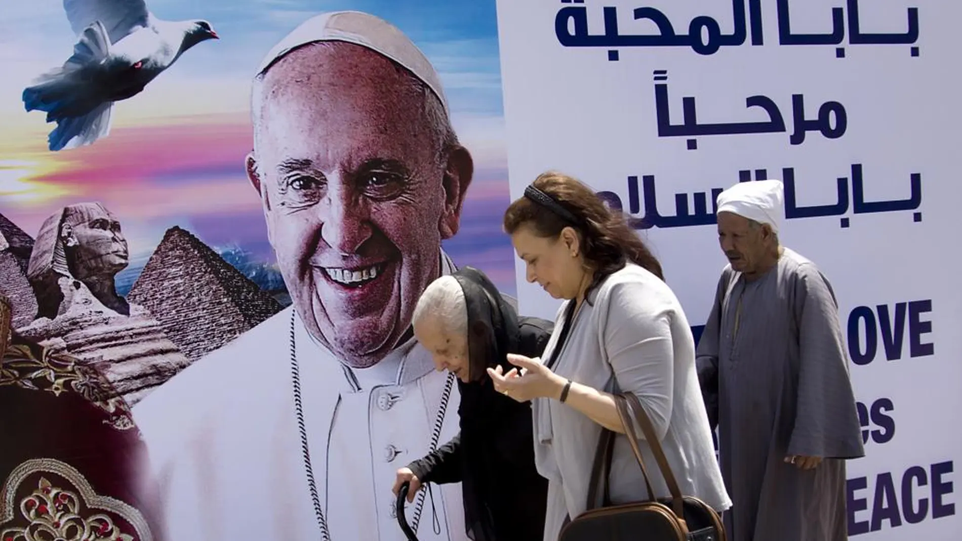 Un cartel da la bienvenida a Francisco con El Cairo