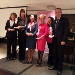 Foto de familia de los cinco premiados acompañados de la presidente de la Asociación Mujeres para el Diálogo y la Educación (MDE), Giovanna G. de Calderón.