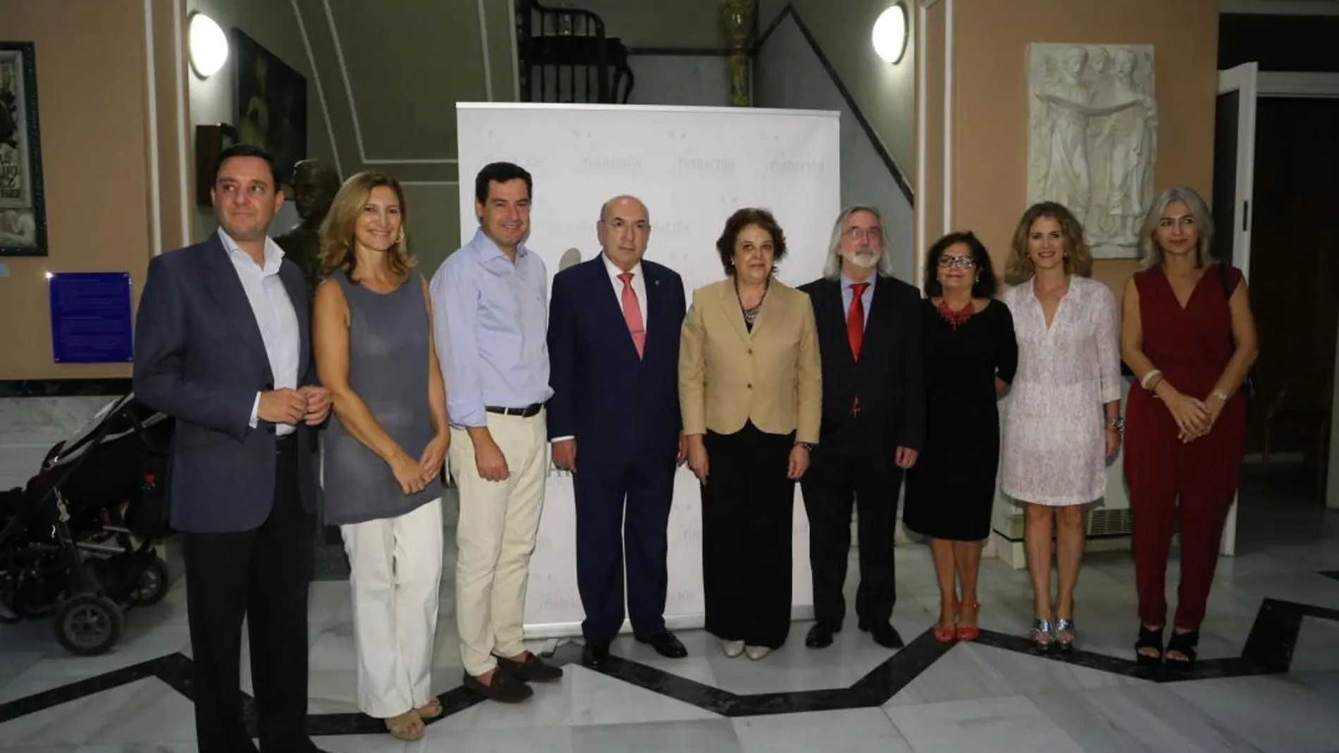 Numerosas autoridades políticas de Sevilla y la comunidad acudieron a la presentación en sociedad en el Ateneo / Foto: Ke-Imagen