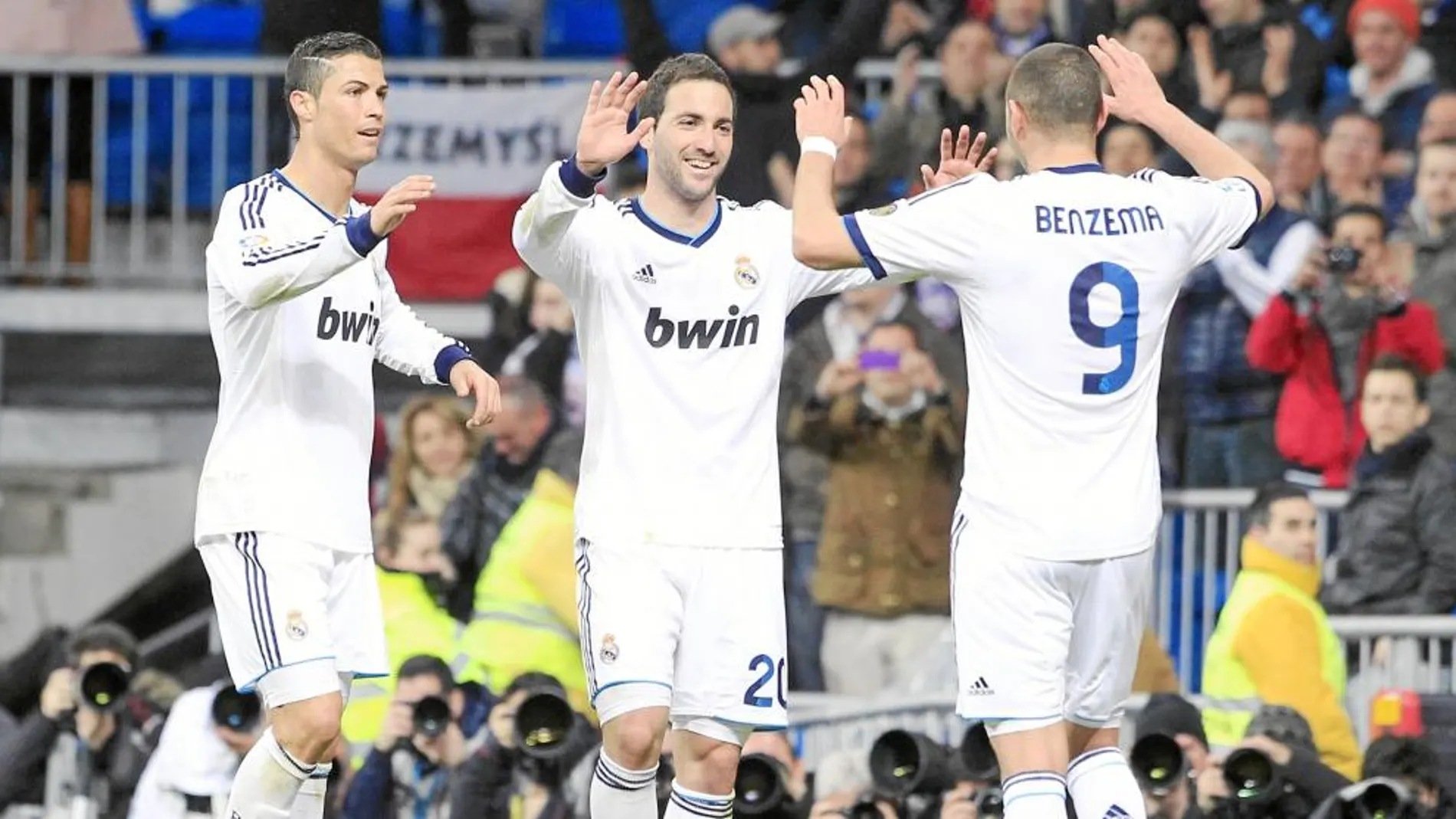 Higuaín se reencontró con el gol, y no sólo hizo uno, marcó dos. En la imagen celebra uno de ellos con Cristiano Ronaldo y Benzema