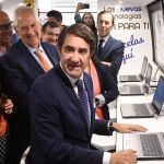 El consejero de Fomento y Medio Ambiente, Juan Carlos Suárez-Quiñones, presenta la ruta del Ciberbús Digital por la provincia de León