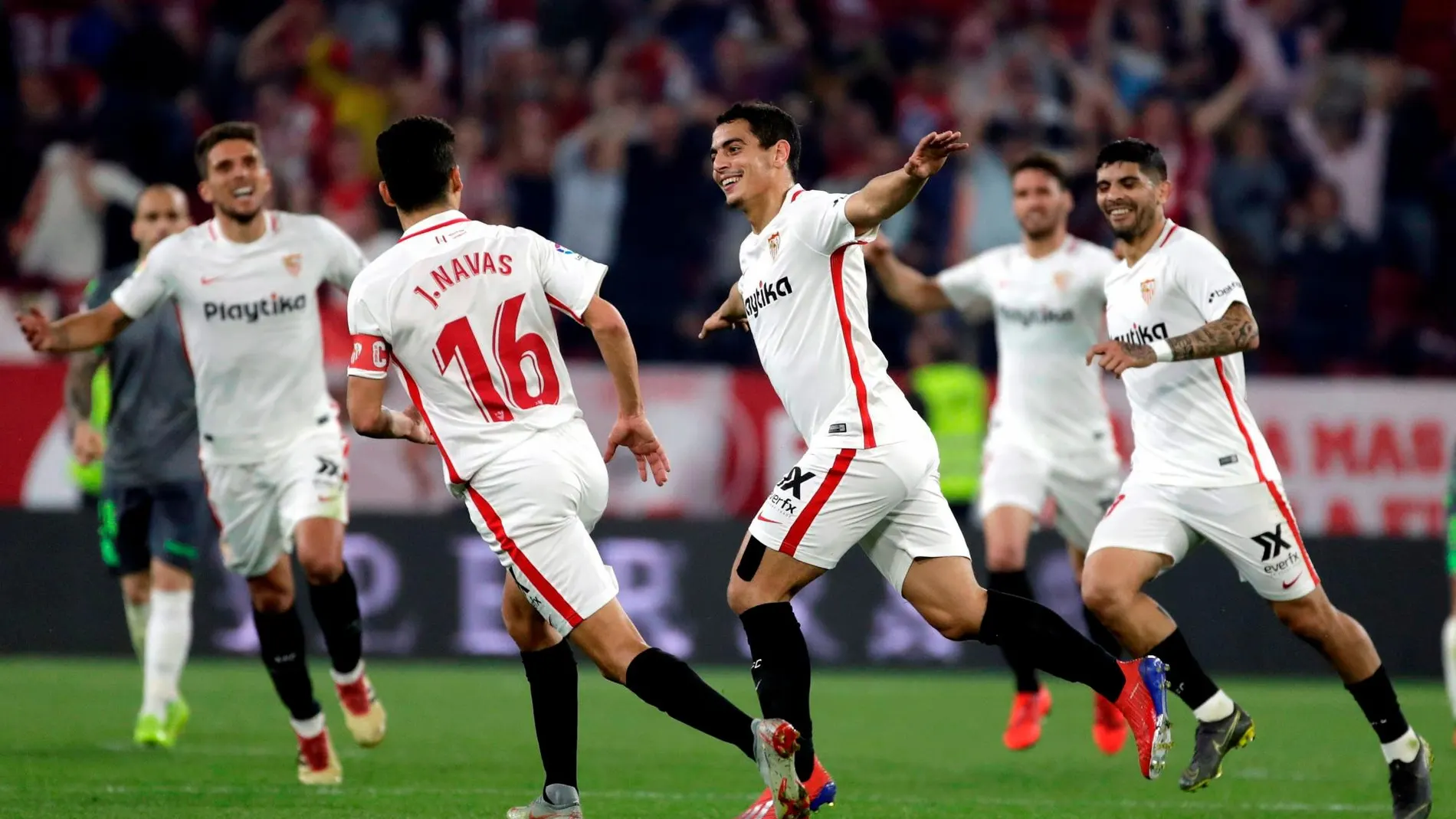 El delantero francés del Sevilla Wissam Ben Yedder celebra tras marcar su tercer gol ante la Real Sociedad / Foto: Efe