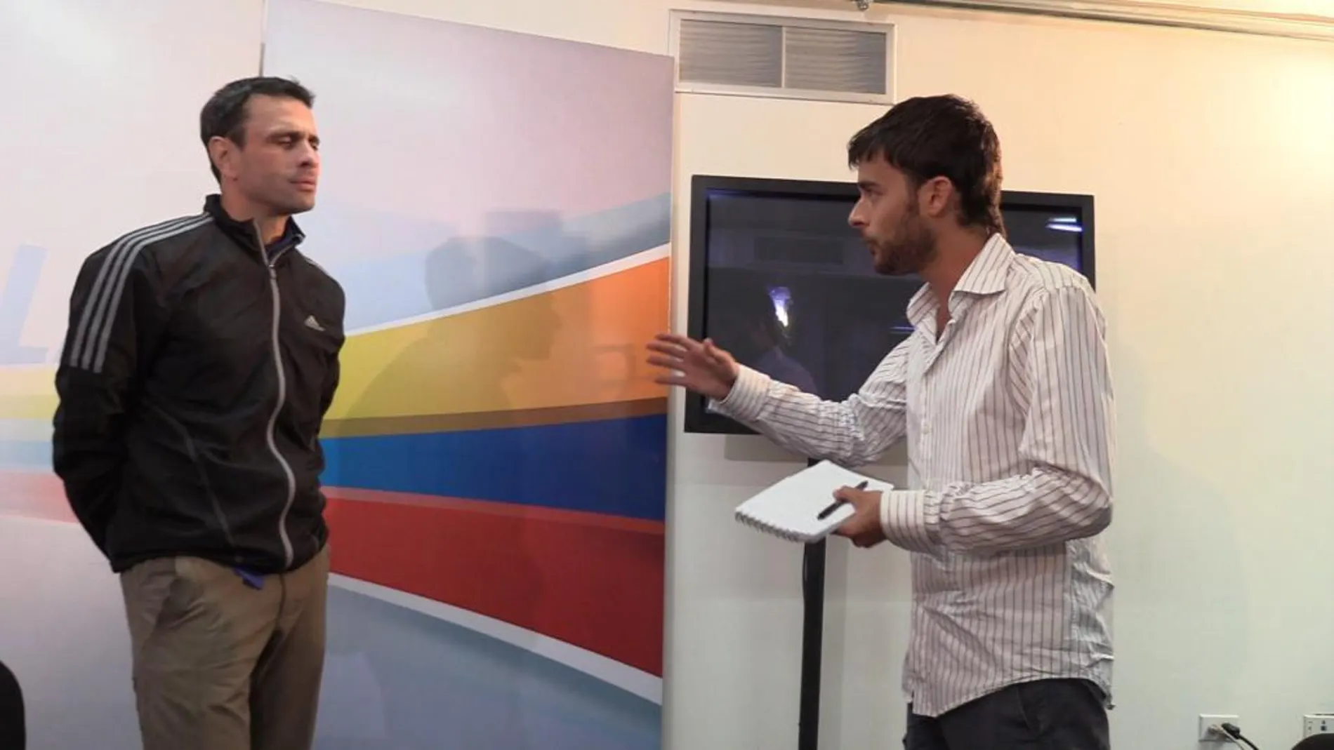 El reportero Aitor Sáez, en una fotografía con el opositor Capriles