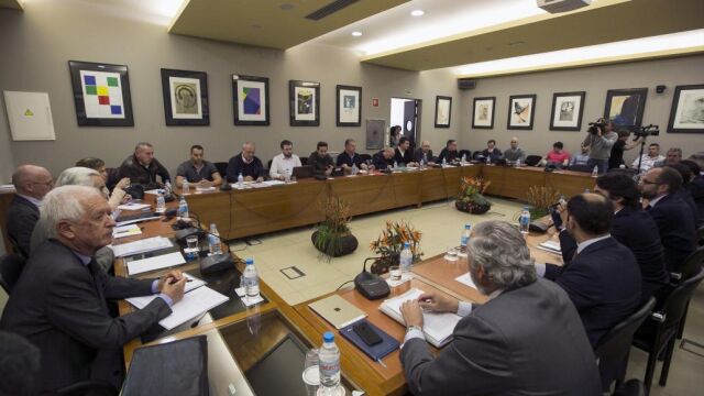 Un momento de la reunión que representantes de la patronal y de los sindicatos de los estibadores llevaron a cabo en Madrid, p