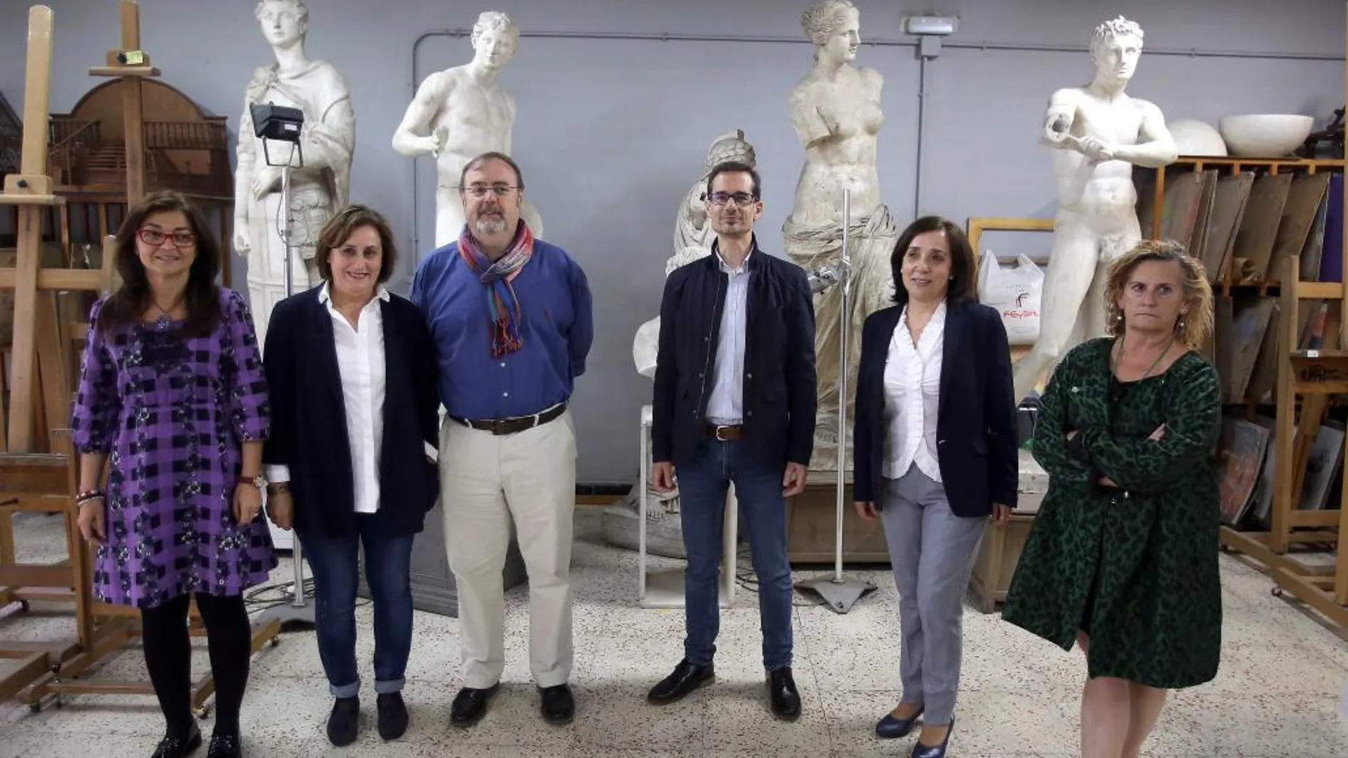 El consejero de Educación, Fernando Rey, visita la Escuela de Arte de Valladolid junto a su director y profesores