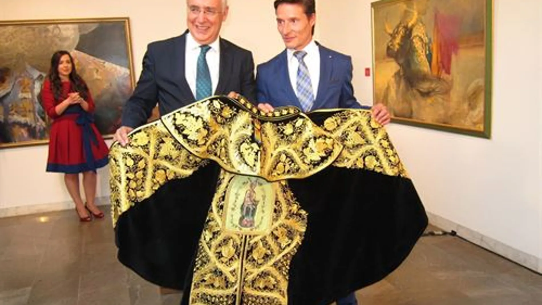 El diestro recibe emocionado el «Capote de Paseo» de manos del presidente del Gobierno riojano, José Ignacio Ceniceros