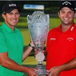 Patrick Reed, a la derecha, con el trofeo
