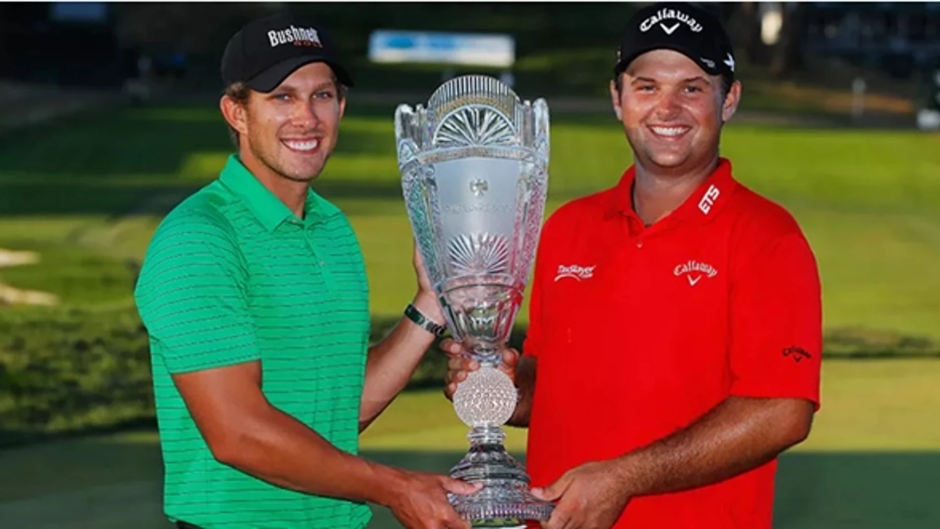 Patrick Reed, a la derecha, con el trofeo
