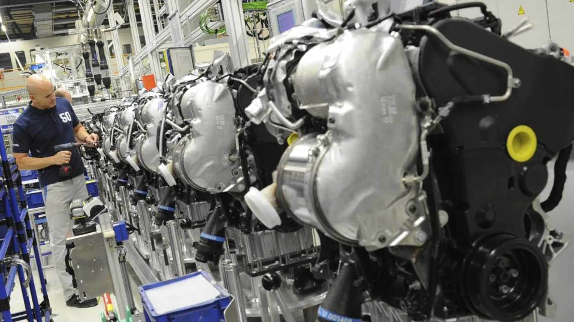 Fotografía de archivo que muestra a un empleado de Volkswagen que trabaja en unos motores diesel en la planta de Salzgitter (Alemania)