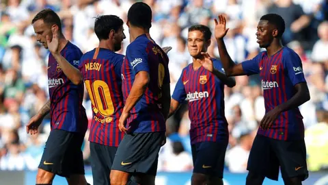 Dembélé (d) celebra con sus compañeros su gol ante la Real Sociedad. EFE/Juan Herrero.