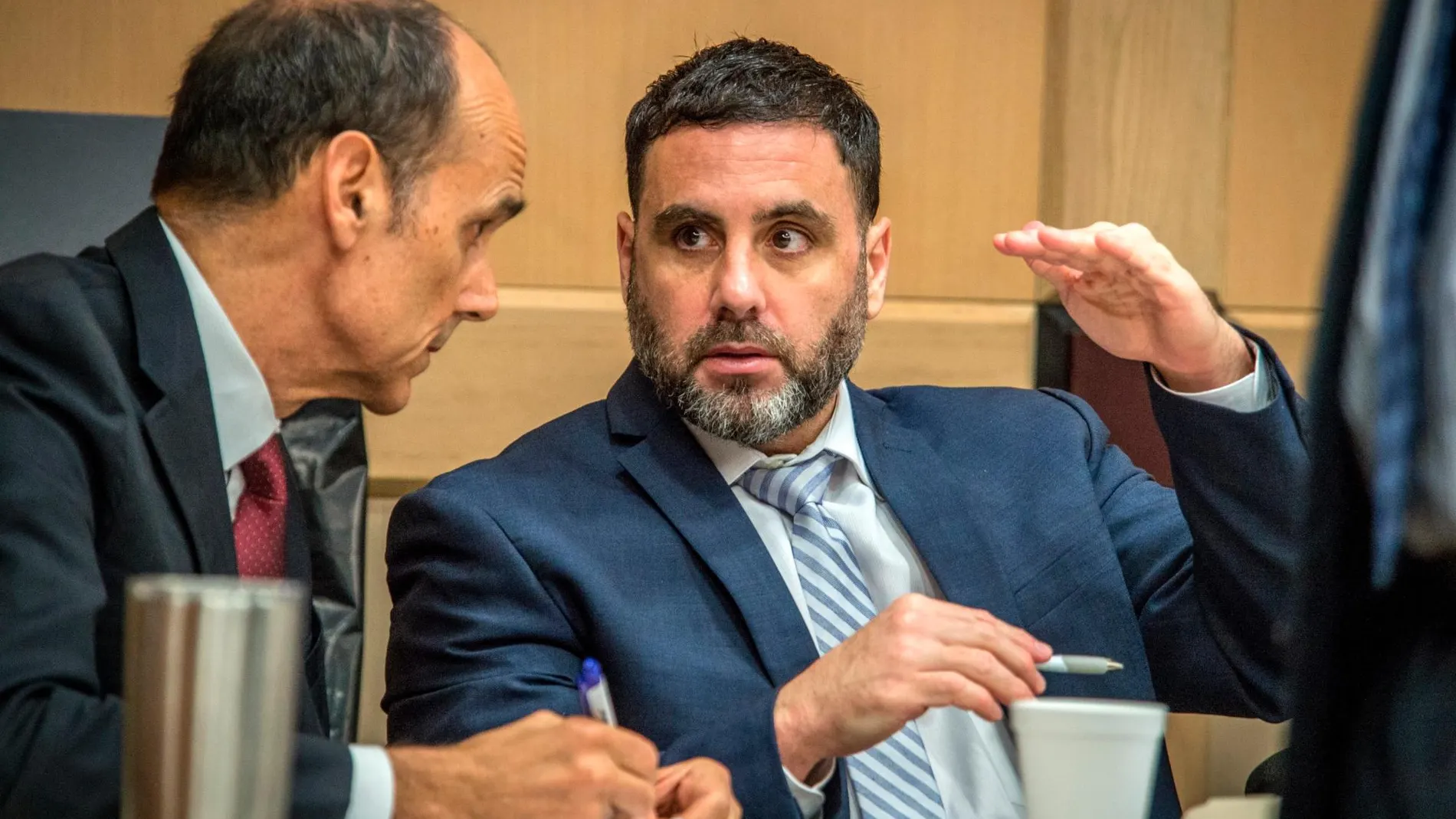 El hispano-estadounidense Pablo Ibar (d) conversa con su abogado Benjamin Waxman durante su juicio.