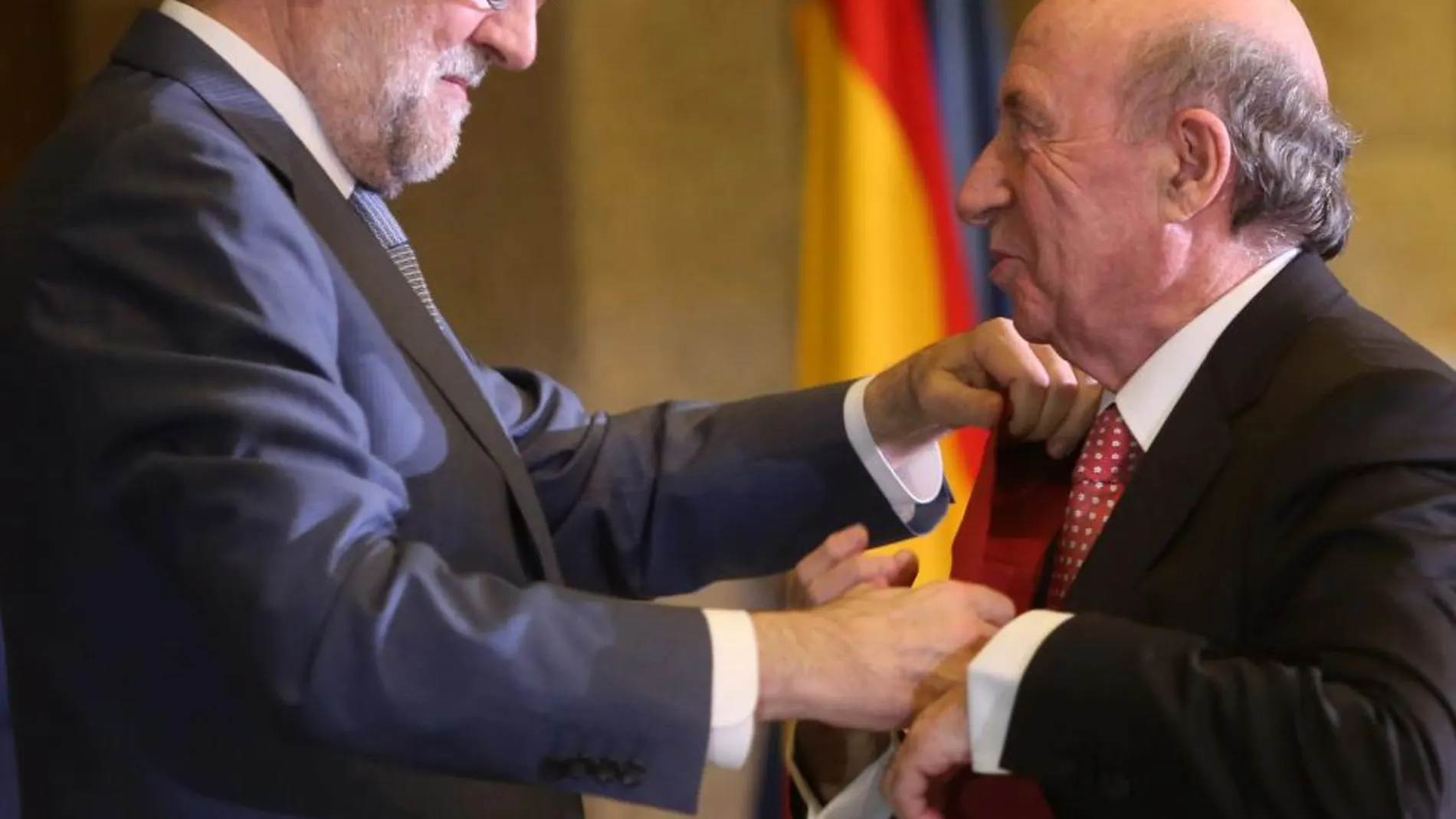 Peridis recibe de Rajoy la Gran Cruz del Mérito Civil