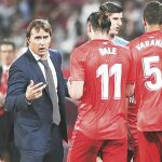 Julen Lopetegui da instrucciones a sus futbolistas durante el encuentro en Sevilla