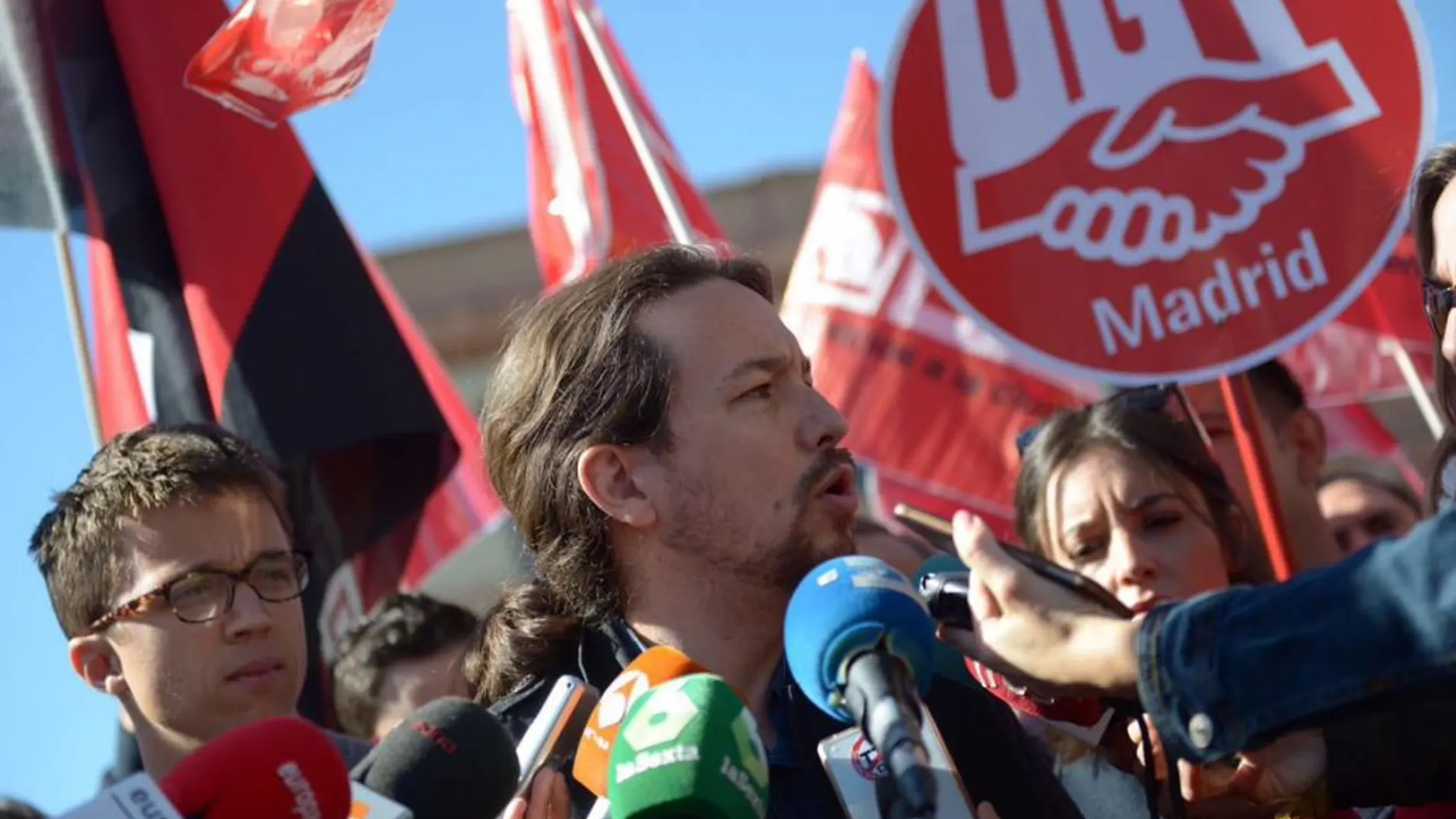 El líder de Podemos, Pablo Iglesias, junto a Íñigo Errejón y los trabajadores de Ferrovial y Renfe