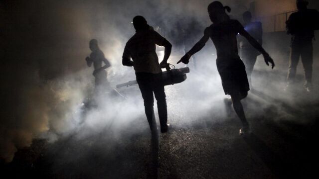 Un grupo de personas fumigan las calles de Puerto Príncipe, capital de Haití