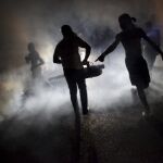 Un grupo de personas fumigan las calles de Puerto Príncipe, capital de Haití