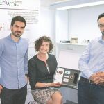 El profesor Raya (izq.), junto a Carmen Soria, mentora del programa Emprende InHealth y Óscar Ramírez