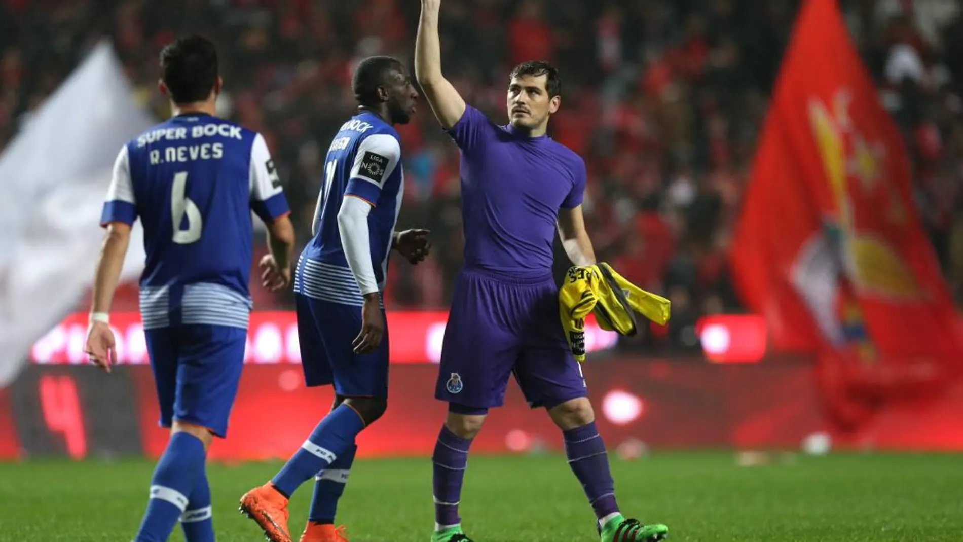El portero del Oporto, Iker Casillas, saluda a los aficionados al término del partido