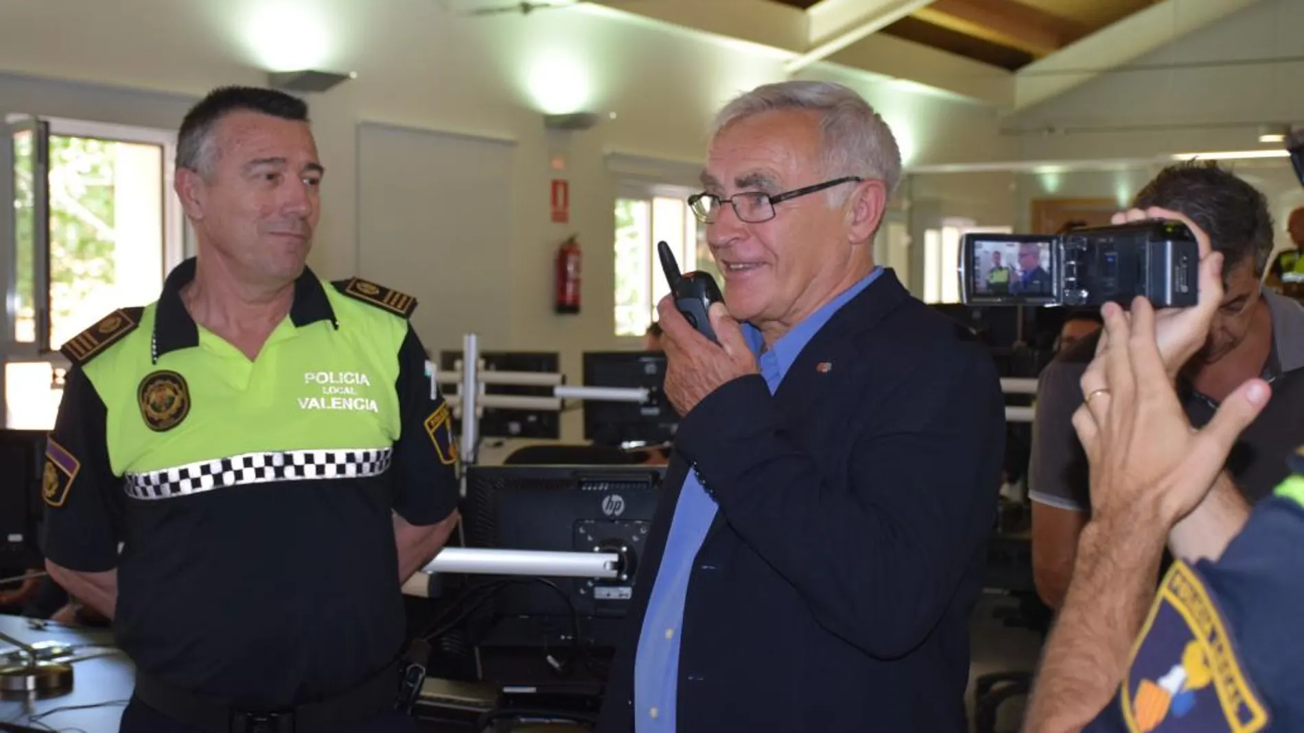El alcalde, Joan Ribó, habla a través de una emisora de la Policía Local, en una imagen de archivo