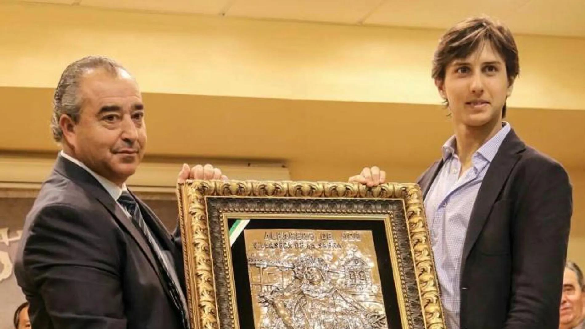 Andrés Roca Rey recibe el galardón del «Alfarero de Oro» de manos del alcalde de Villaseca, Jesús Hijosa