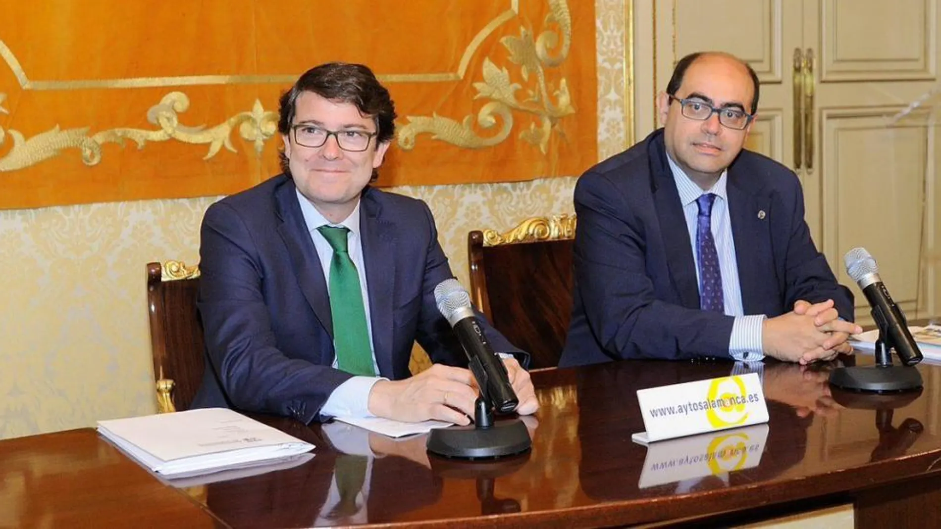 Fernández Mañueco, en la imagen junto al teniente de alcalde y portavoz del PP, Fernando Rodríguez, destaca que el pacto con Ciudadanos «está siendo positivo para Salamanca»