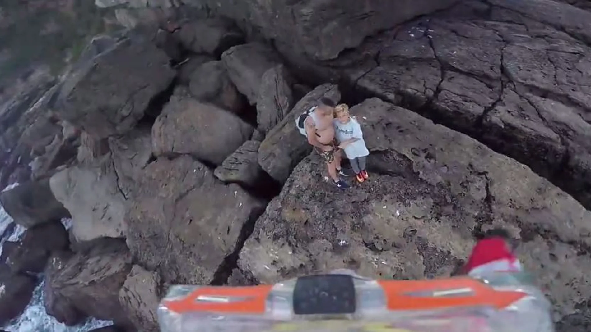 El padre y su hijo esperan agarrados al descenso del rescatador